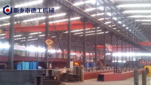 大型起重機生產(chǎn)加工組裝車間現(xiàn)場拍攝